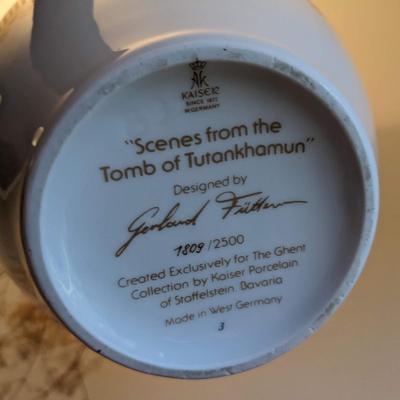 Vase Kaiser Porcelain - made in West Germany "Scenes from the Tomb of Tutankhamun" (certificate of authenticity)