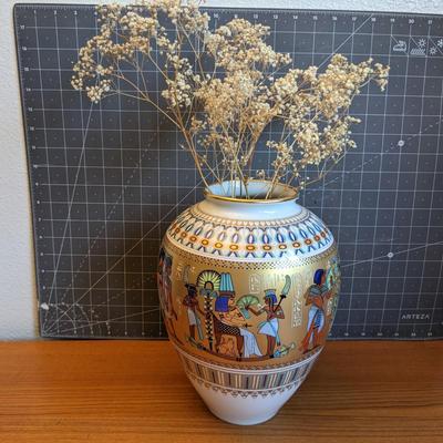 Vase Kaiser Porcelain - made in West Germany "Scenes from the Tomb of Tutankhamun" (certificate of authenticity)