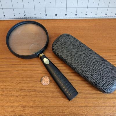 1 Magnifying glass + 1 glasses case