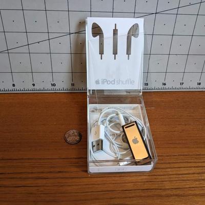 Ipod Shuffle + case + headphones