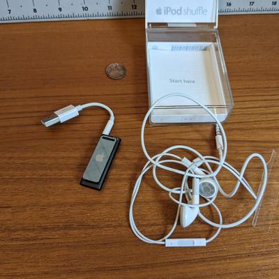 Ipod Shuffle + case + headphones