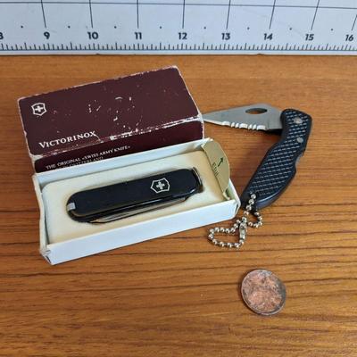 Victorinox Swiss Army Knife Switzerland + 2nd black knife