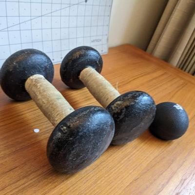 2 weights + exercise ball