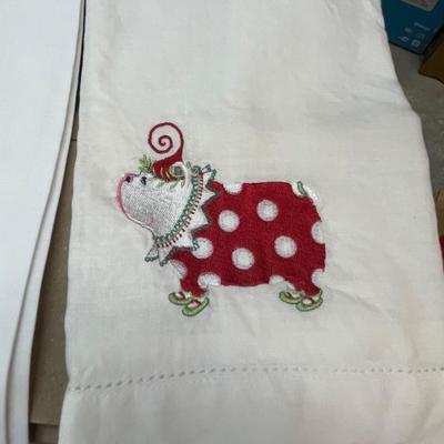 Lot of 5 Linen Christmas Napkins