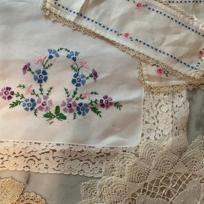 Variety Lot of Vintage Linens (1 of 4)