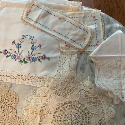 Variety Lot of Vintage Linens (1 of 4)