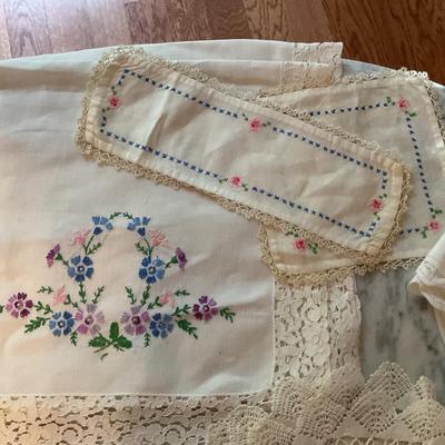 Variety Lot of Vintage Linens (1 of 4)