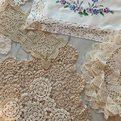 Variety Lot of Vintage Linens (1 of 4)