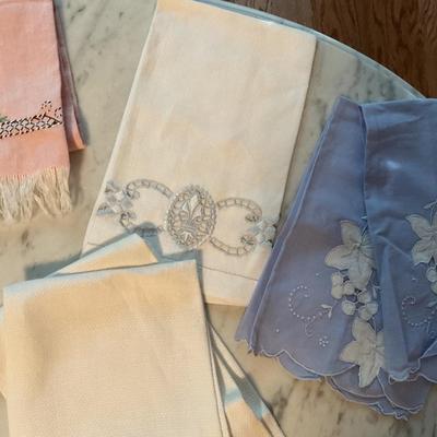 Variety Lot of Vintage Linens (2 of 4)