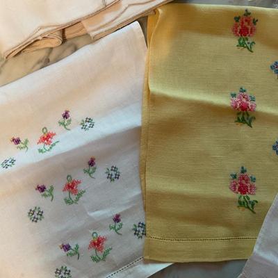 Variety Lot of Vintage Linens (2 of 4)