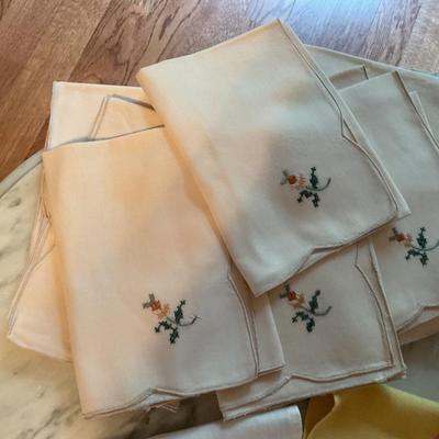 Variety Lot of Vintage Linens (2 of 4)