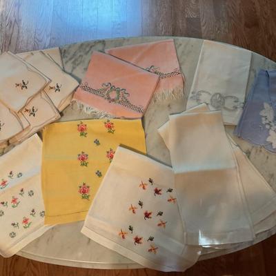 Variety Lot of Vintage Linens (2 of 4)