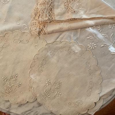 Variety Lot of Vintage Linen (3 of 4)