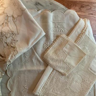 Variety Lot of Vintage Linen (3 of 4)