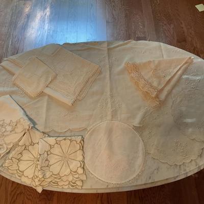Variety Lot of Vintage Linen (3 of 4)