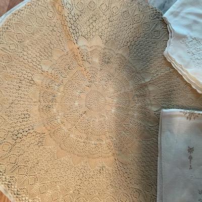 Variety Lot of Vintage Linens (4 of 4)