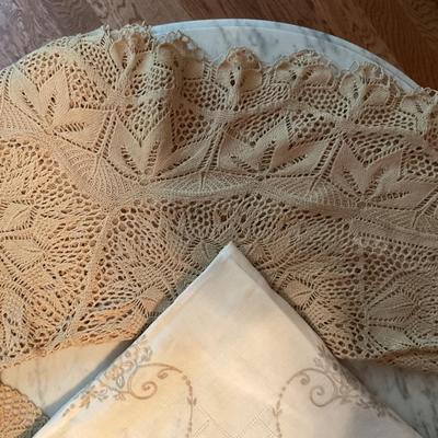 Variety Lot of Vintage Linens (4 of 4)