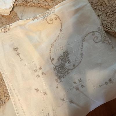 Variety Lot of Vintage Linens (4 of 4)