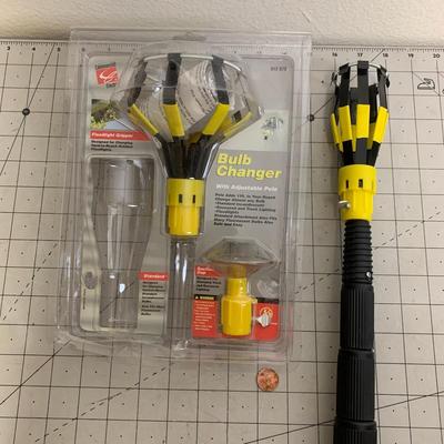 Light Bulb Changer with Adjustable Pole