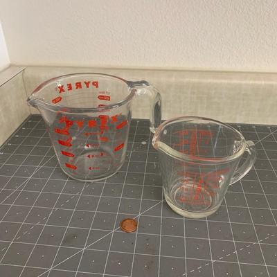2 Pyrex Measuring Glass Cups