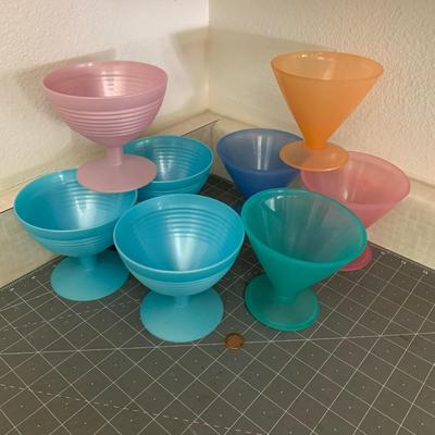 Plastic Icecream dishes (8)