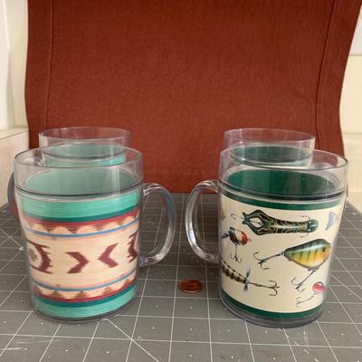 4 plastic mugs - 2 fishing lures + 2 southwestern
