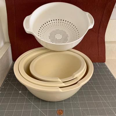3 plastic nesting bowls + 1 plastic strainer
