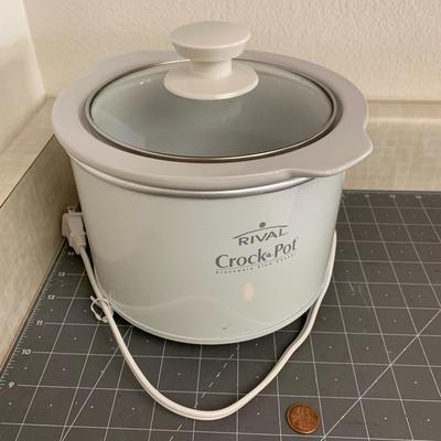 White Rival Crockpot stoneware slow cooker