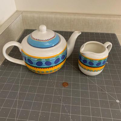 Teapot + creamer container