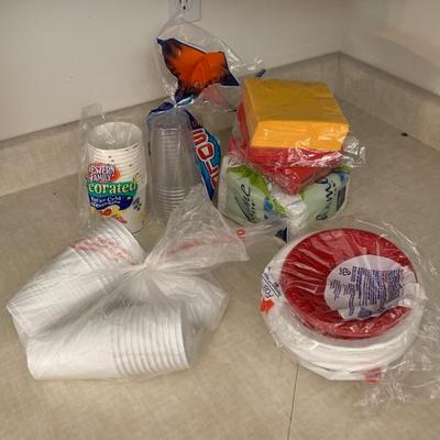 Plastic dishes/plates/cups bundle