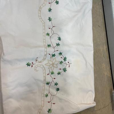 Pretty Embroidered Christmas Linen Set