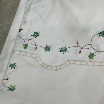 Pretty Embroidered Christmas Linen Set