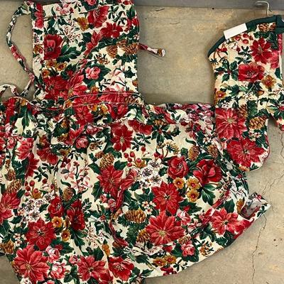 Adorable Christmas Apron and Matching Pot Holder - NEW