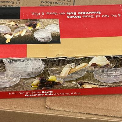 NEW Eight Piece Set of Glass Serving Bowls