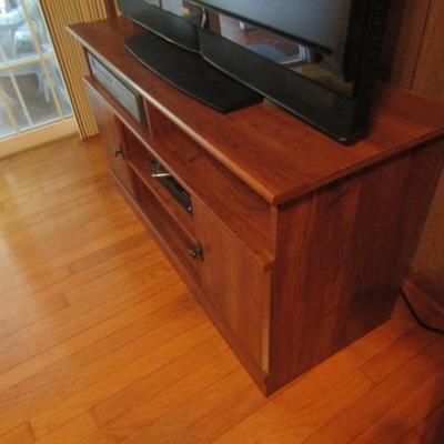 Wood Finish Media Stand (No Contents)