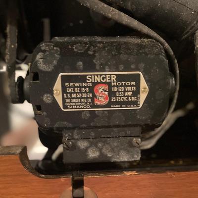 Vintage Singer Sewing Machine in Cabinet
