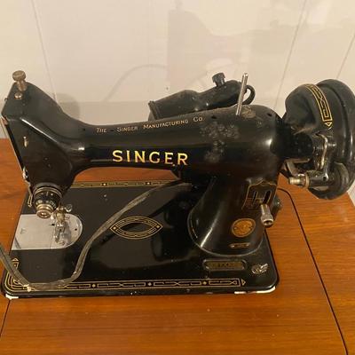 Vintage Singer Sewing Machine in Cabinet