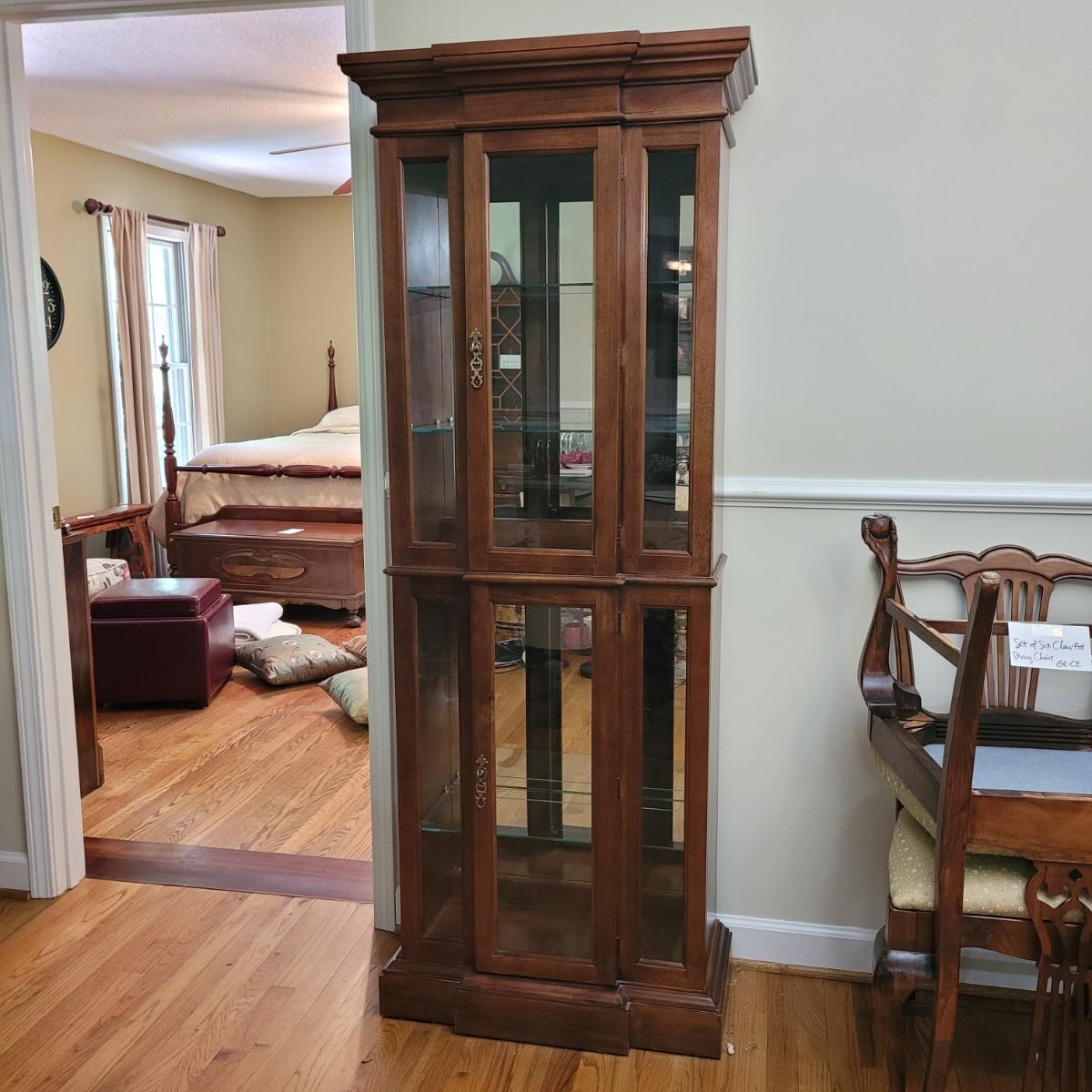 Broyhill lighted sale curio cabinet
