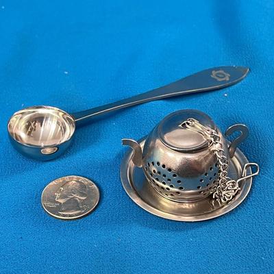 TEAPOT SHAPED LEAF TEA INFUSER WITH TRAY AND TEA SCOOP SET