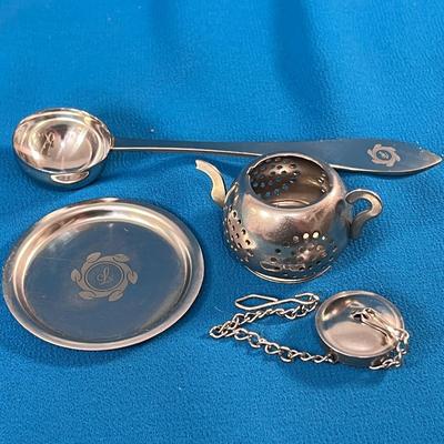 TEAPOT SHAPED LEAF TEA INFUSER WITH TRAY AND TEA SCOOP SET