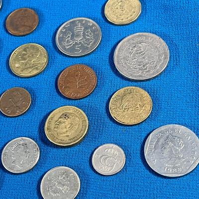 GROUP OF COINS VARIOUS DENOMINATIONS AND COUNTRIES