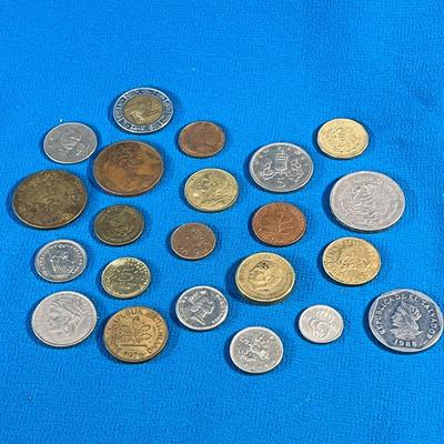 GROUP OF COINS VARIOUS DENOMINATIONS AND COUNTRIES