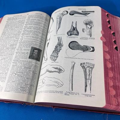 WARTIME US NAVY MEDICAL DICTIONARY with ILLUSTRATIONS