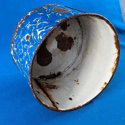 RUSTIC OLD BLUE ENAMELWARE CONTAINER POT