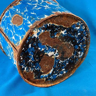 RUSTIC OLD BLUE ENAMELWARE CONTAINER POT