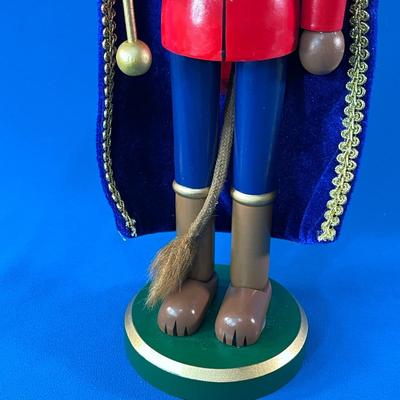 COWARDLY LION WIZARD OF OZ WOODEN NUTCRACKER