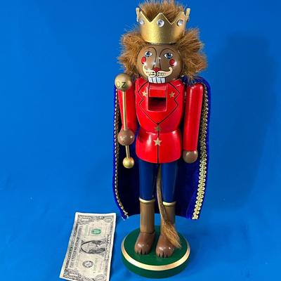 COWARDLY LION WIZARD OF OZ WOODEN NUTCRACKER