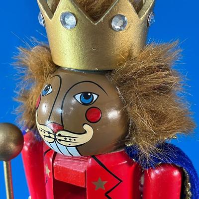COWARDLY LION WIZARD OF OZ WOODEN NUTCRACKER