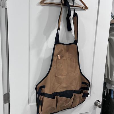 STURDY CARPENTERâ€™S APRON WELL MADE