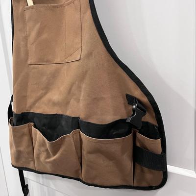 STURDY CARPENTERâ€™S APRON WELL MADE